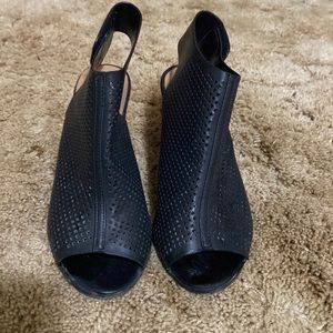 Brand: Cityclassified 
Size: 7
Color: black